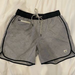 Vuori Mens Small Grey Athletic Short